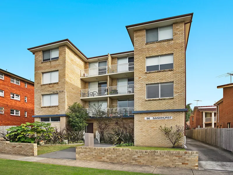 Renovated Two Bedroom Apartment within walking distance to UNSW