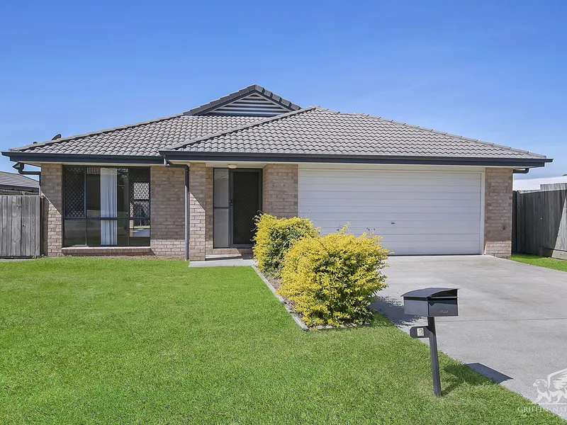 Ultra Modern, Low Maintenance Living Close To Everything!