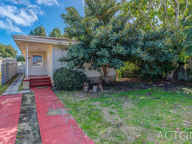 2 Bedroom house within walking distance to the beach!