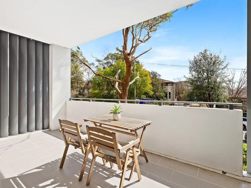 Sunny Two Bedroom Contemporary Oasis, Steps to Village & Train