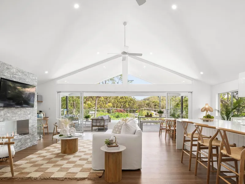 Luxurious Dual-Living Oasis - Steps to Currumbin Beach