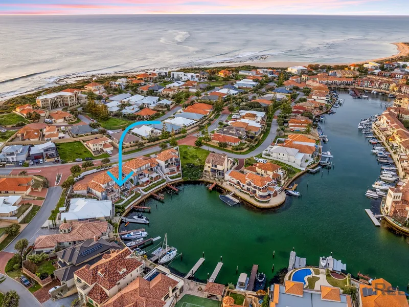 Protected Canal Sanctuary only 200m to the Beach