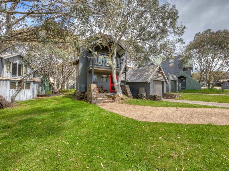 Expansive original Dinner Plain ski chalet designed by award winning architect, Peter McIntyre