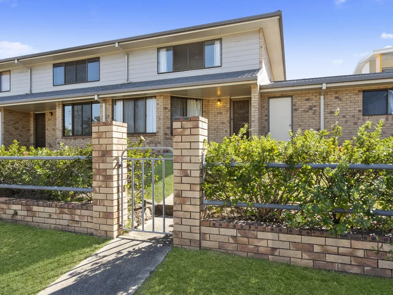 THROW AWAY THE CAR KEYS! CENTRALLY LOCATED WITH LOW BODY CORPS!!