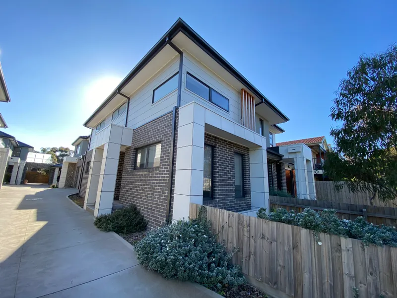 2 BEDROOM 2 BATHROOM TOWNHOUSE!!