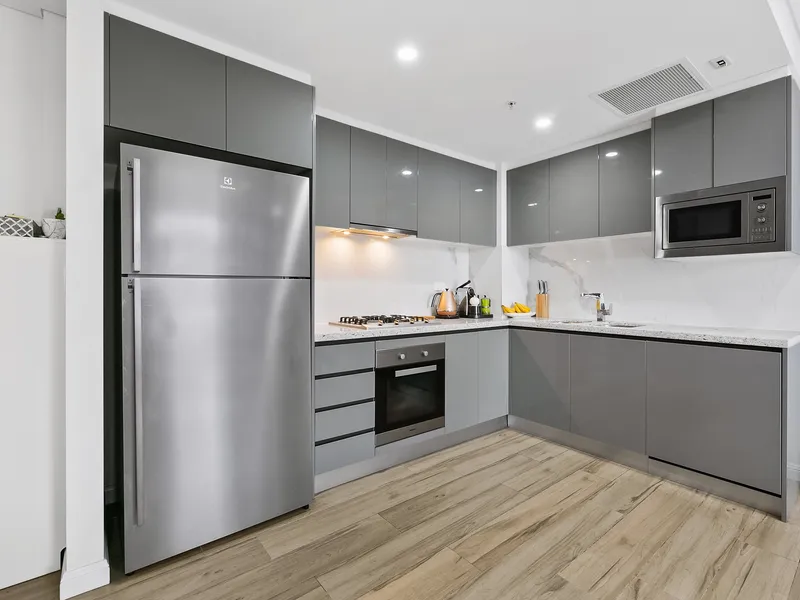 Unit 552, Spacious Stylish One Bedroom Apartment with Two Pools and Gym