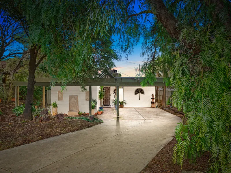 PRIME LOCATION, SOUTH SIDE OF WERRIBEE - WALK TO EVERYTHING!!