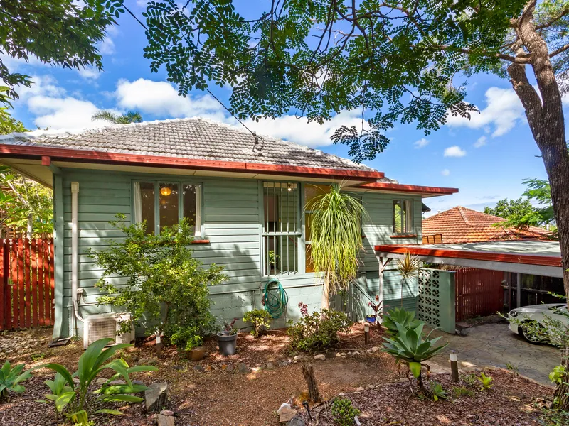 ENDEARING POST-WAR IN CENTRAL, CONVENIENT LOCATION