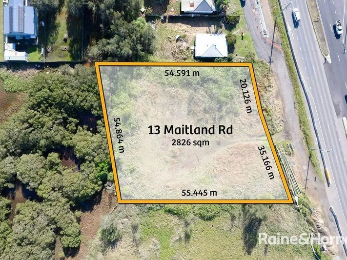 Generous 2826m2 level block