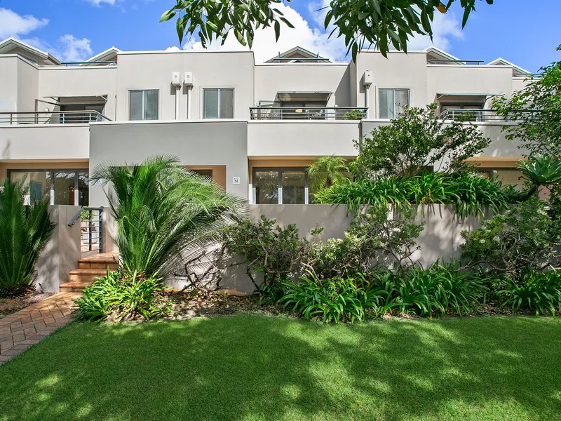 Street Facing Family Sanctuary Overlooking Stunning Golf Course