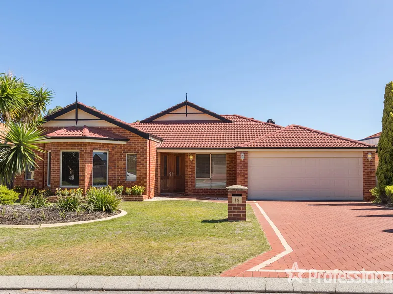 SPACIOUS COMET BAY FAMILY HOME WITH POOL
