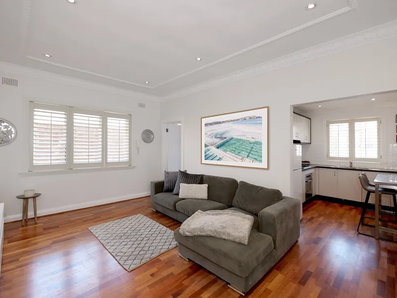 TOP FLOOR & UPDATED APARTMENT IN BEST LOCATION