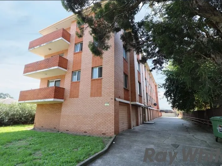 SPACIOUS UNIT CLOSE TO SHOP AND AFFORDABLE