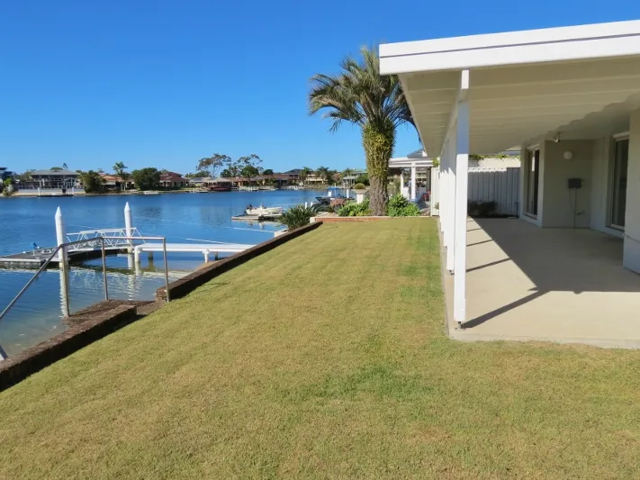 ABSOLUTE WATERFRONT WITH PRIVATE PONTOON & SANDY BAY