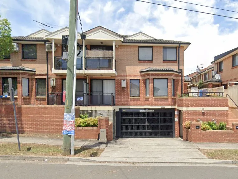 MODERN DOUBLE BRICK TOWNHOUSE