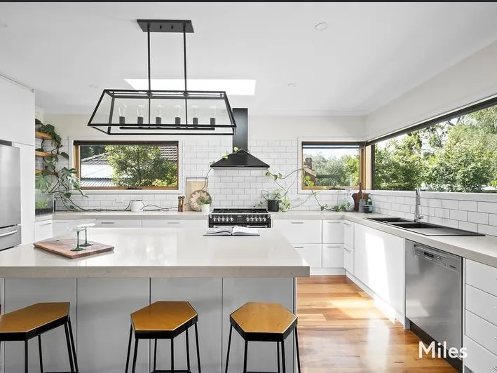 MAGNIFICENT FIVE BEDROOM RESIDENCE IN PRIME LOCATION