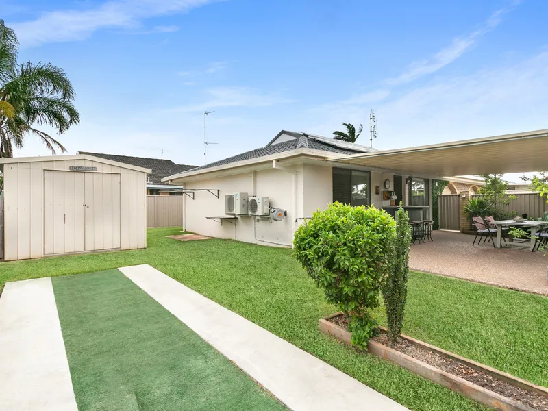 Peaceful Palm Beach haven moments from the sand and surf