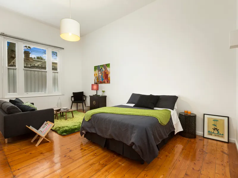 SPACIOUS STUDIO APARTMENT!