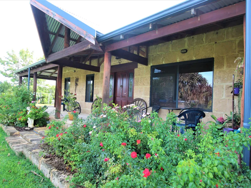 COUNTRY CHARACTER HOME