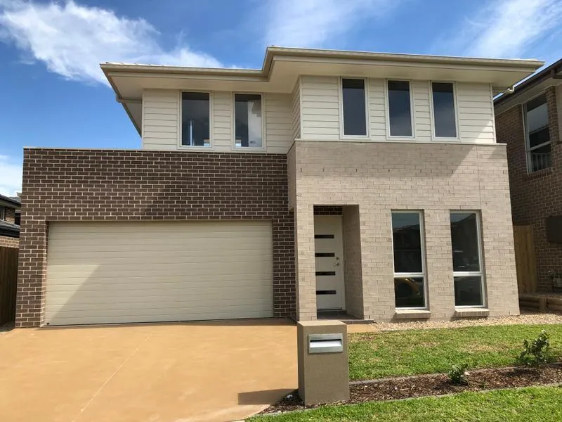 Near new 4 bedroom home house in Schofields