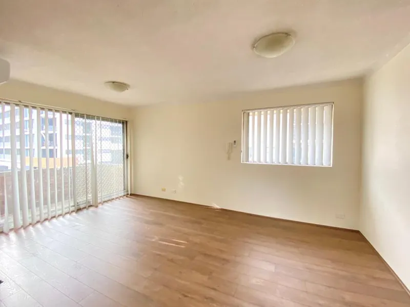 FRESHLY PAINTED TWO BEDROOM APARTMENT - TWO WEEKS FREE RENT