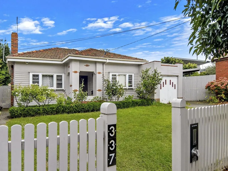 PERIOD CHARM AND CONTEMPORY FLAIR