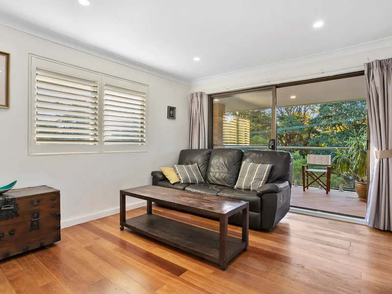 Impeccable Townhouse Sized Apartment in Desirable North Setting