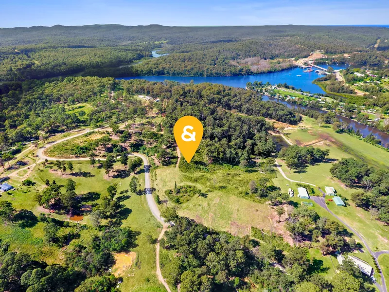 UNIQUE NELLIGEN ACRES.... LESS THAN 5 MINUTES TO THE RIVER.