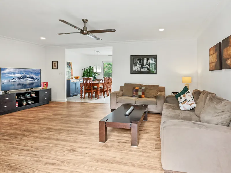 VERY PRIVATE, SURPRISING & SPACIOUS FAMILY HOME IN THE HEART OF ASHMORE