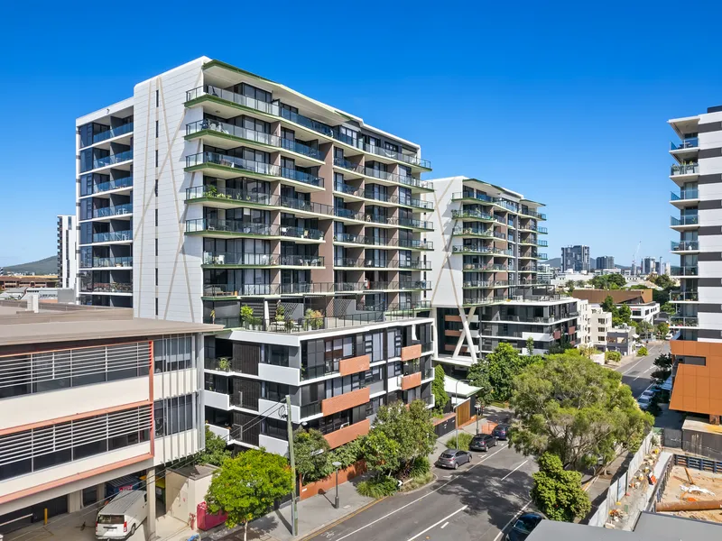Stunning Park & City Views, Newly Painted - White Goods Included