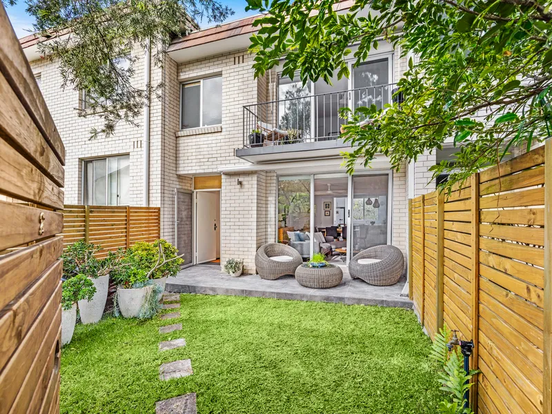 Modern Lifestyle Townhouse in Prized Beachside Pocket