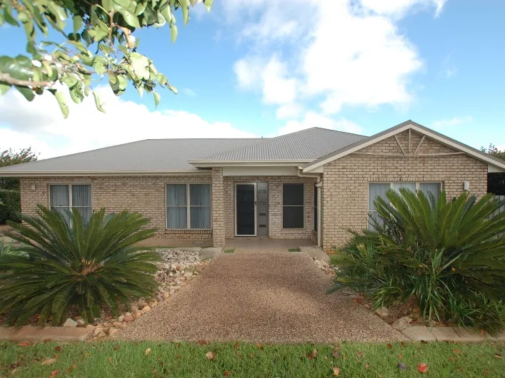 Highfields- Unit for rent walking distance to shops