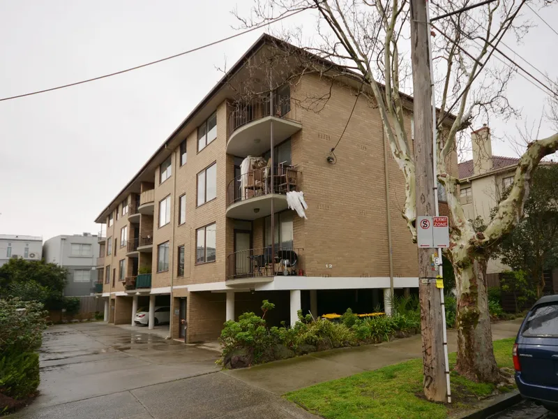 Two bedroom apartment in one of St Kilda's finest tree lined locations!