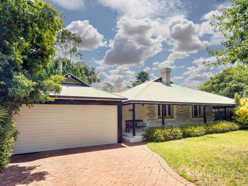 'CAMMERAY' Outstanding family living set on 997sqm* of manicured grounds.