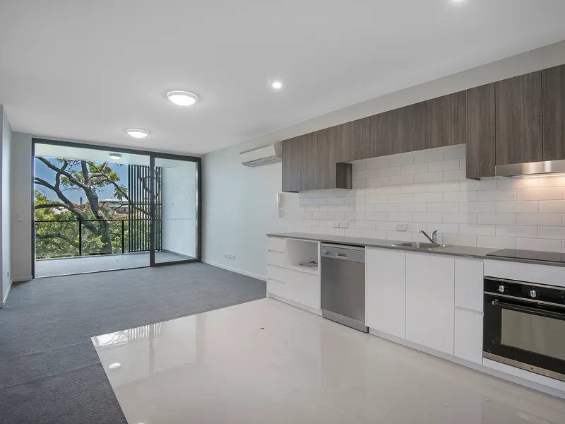 This Exceptional 2-Bed / 1-Bath apartment offers contemporary living in a fabulous Inner-Brisbane location.  