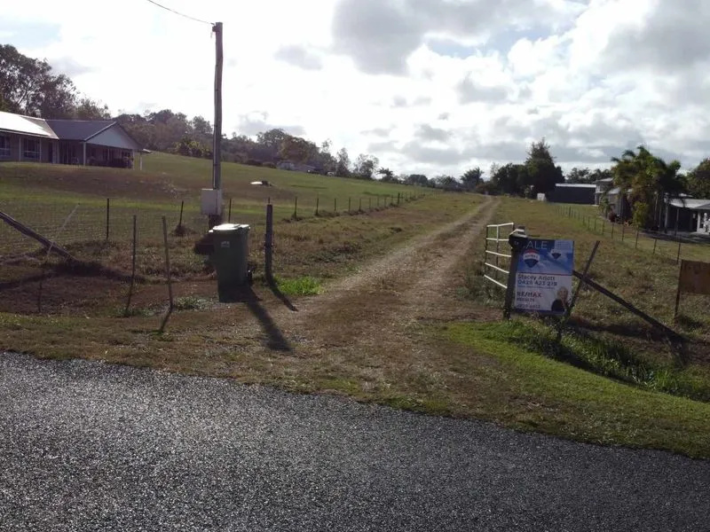 LIFESTYLE ACREAGE PROPERTY CLOSE TO TOWN!