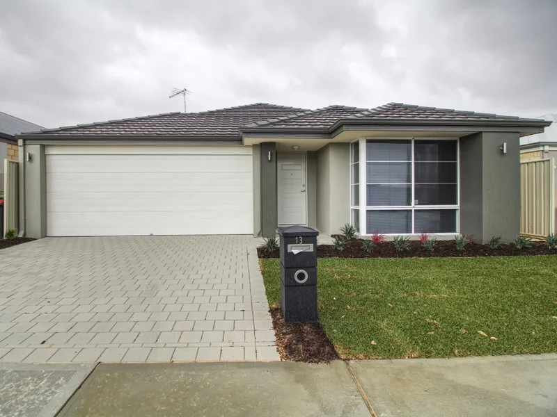 SITTING PRETTY IN GOLDEN BAY