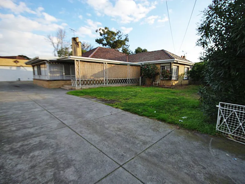 3 BEDROOM HOME WITH HUGE GARAGE / WORKSHOP 