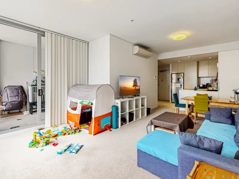 Extraordinary brilliant 1 bedroom Apartment at Parkside & Waterside For Sale!  Online Tour Avaliable