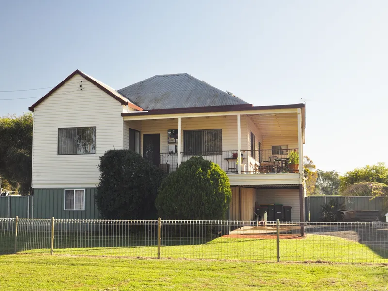 SPACIOUS & COMFORTABLE FAMILY LIVING!