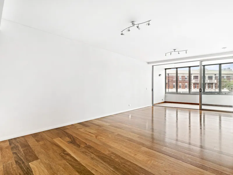 Large modern residence / 1-bedroom + sunroom