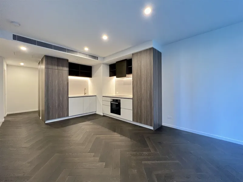 Brand New Luxury 1 + 1 Study Apartment In The Heart Of CBD