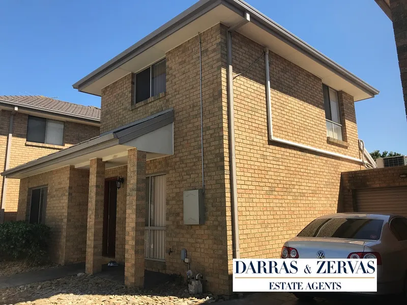 SPACIOUS 3 BEDROOM TOWNHOUSE WALKING DISTANCE TO MONASH UNI