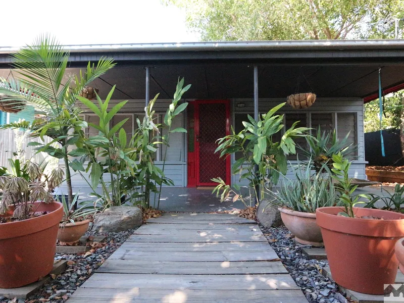 PEACEFUL OASIS AT THE BEACH  -  FAR FROM THE MADDING CROWD YET ONLY TEN MINUTES FROM THE CITY