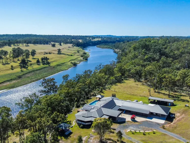 LUXURIOUS RIVERFRONT RETREAT 