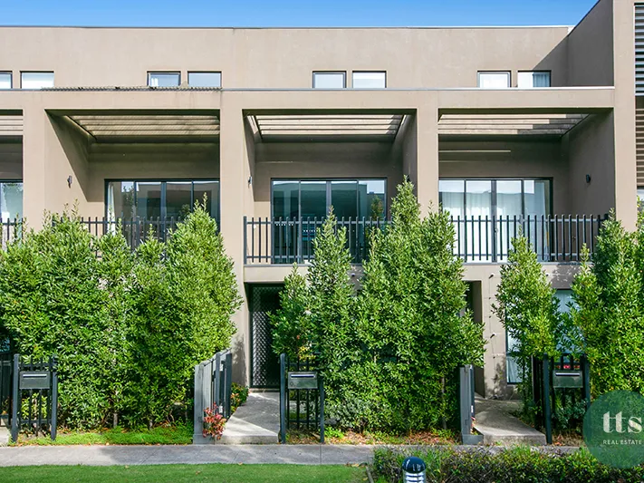 Stylish Spacious Freshley Renovated Townhome!