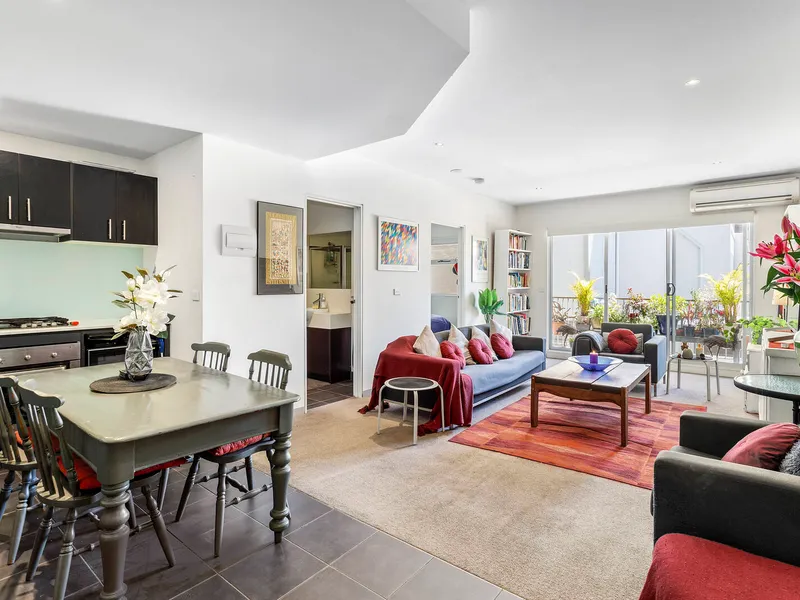 Surprisingly spacious 2 bedroom apartment in the heart of Brunswick