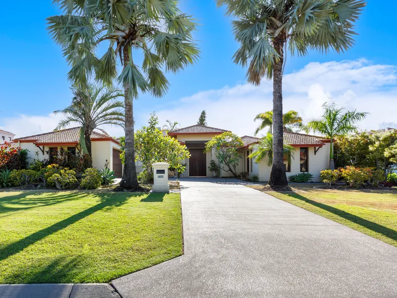 DUAL LIVING POTENTIAL HOME WITH FULL TRIPLE GARAGE IN HOPE ISLAND RESORT