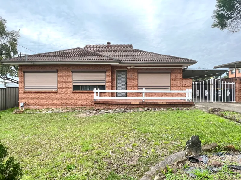 Street Fronted 2 Bedroom Updated Flat - All Bills Included