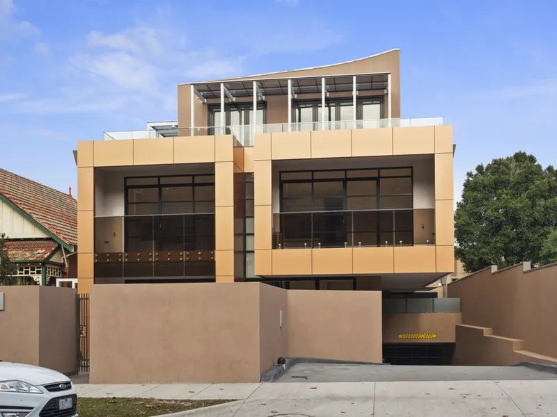 SPACIOUS & MODERN TWO BEDROOM APARTMENT WITH ENVIABLE PARK VIEWS